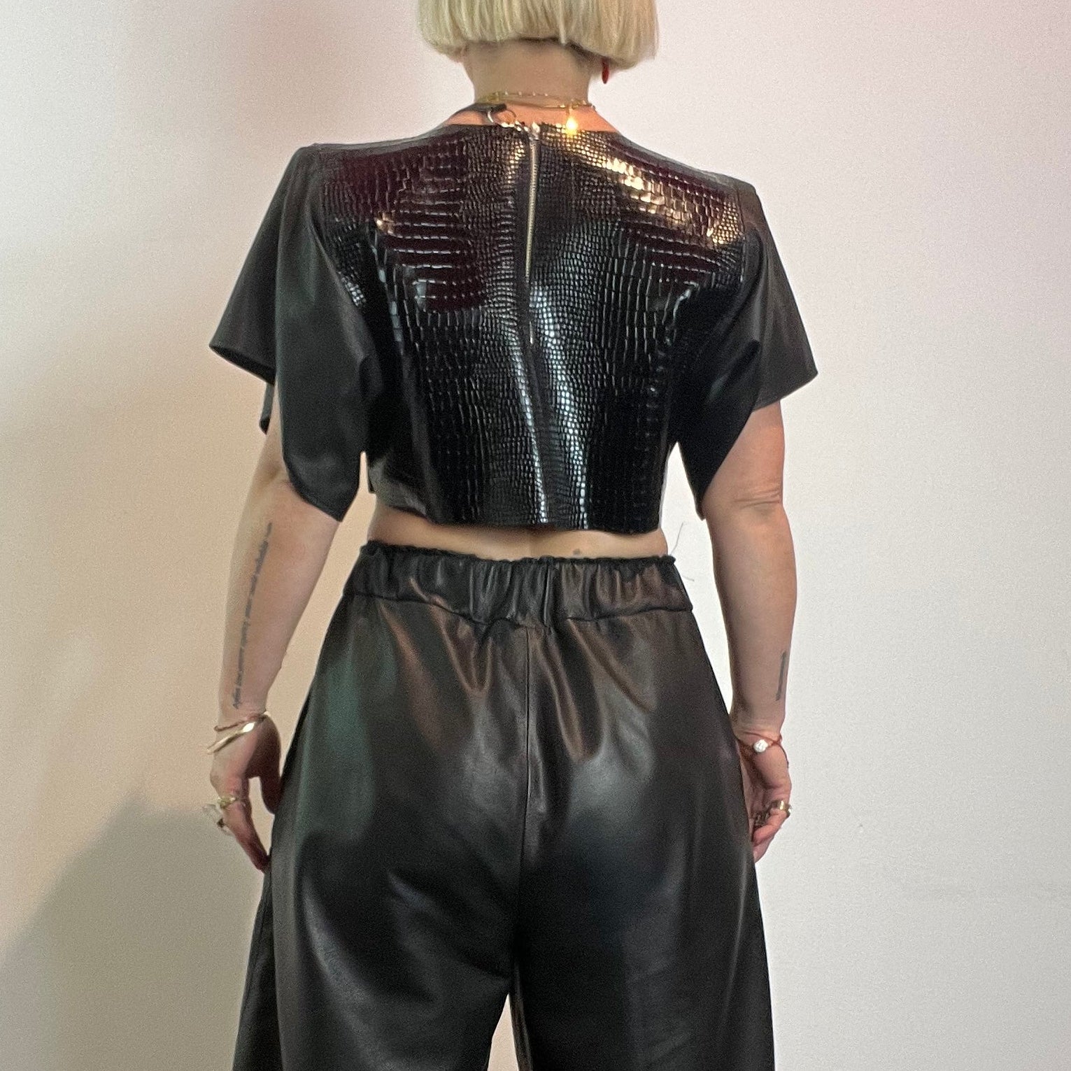 Ališta | Teksturi Croc Leather Crop Boxy Tee