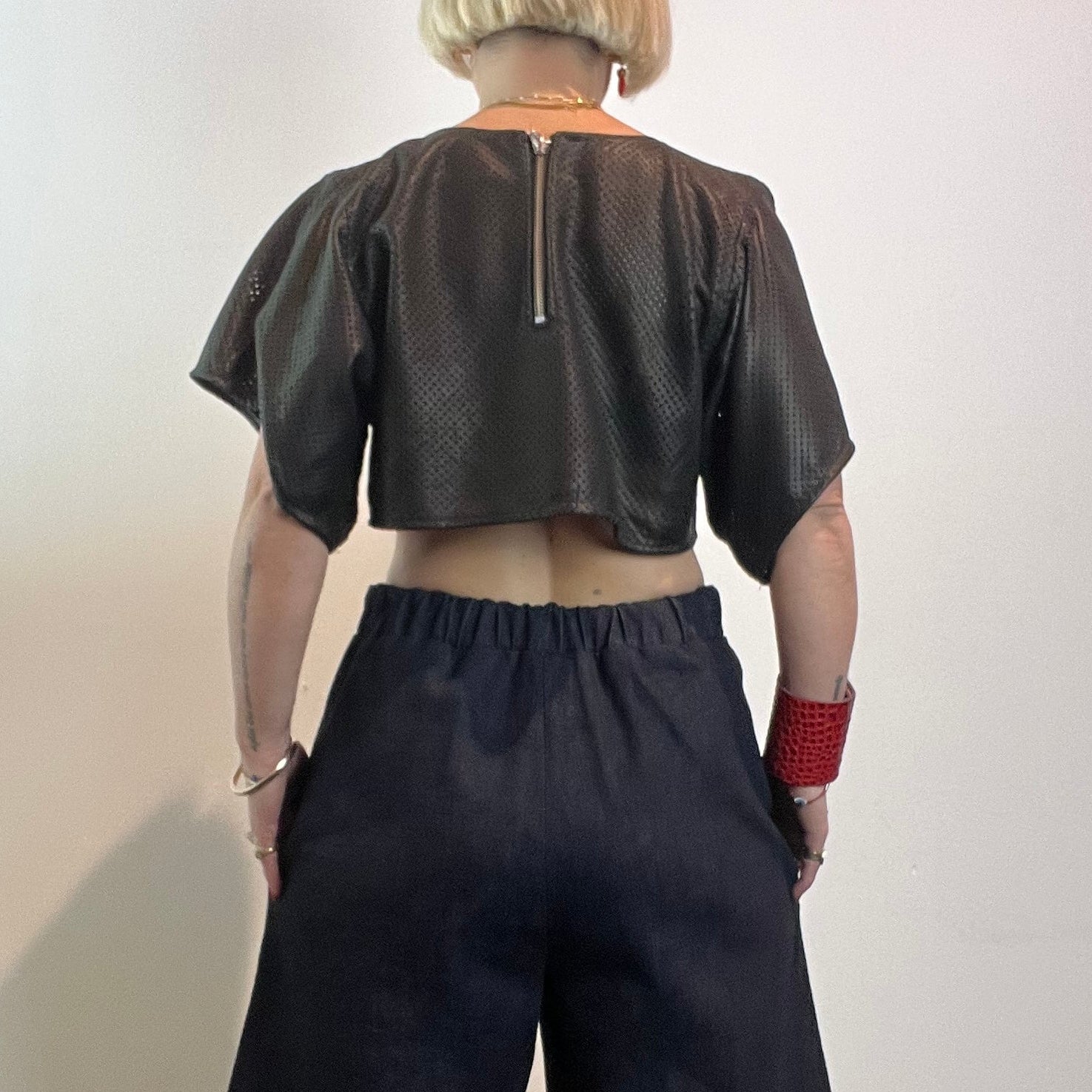 Ališta | Teksturi Leather Crop Boxy Tee